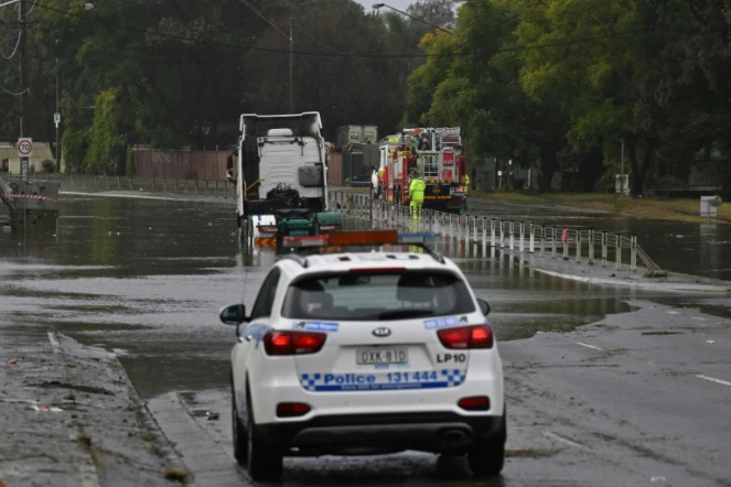 Des véhicules de secours sur une route inondée à Sydney le 4 juillet 2022