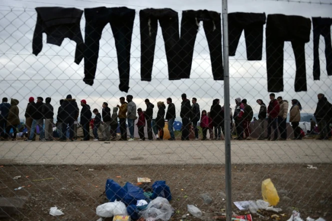Des réfugiés font la queue pour obtenir un repas, le 28 février 2016 dans un camp à Idomeni en Grèce, près de la frontière avec la Macédoine