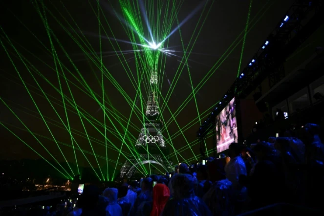 La tour Eiffel sous les lasers durant la cérémonie d'ouverture des Jeux olympiques de Paris, le 26 juillet 2024
