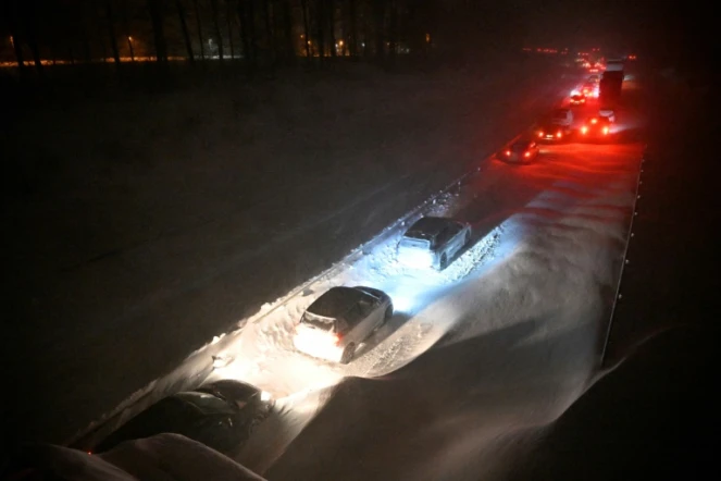 Des véhicules immobilisés par la neige sur une autoroute à Ekeröd, dans le sud de la Suède, le 3 janvier 2024