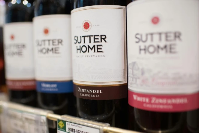 Des bouteilles de vin produites aux Etats-Unis sur un étalage de supermarché à Pékin, le 4 avril 2018