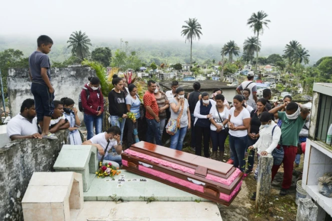 Les funérailles d'une victime de la coulée de boue au cimetière de Mocoa, le 3 avril 2017 en Colombie