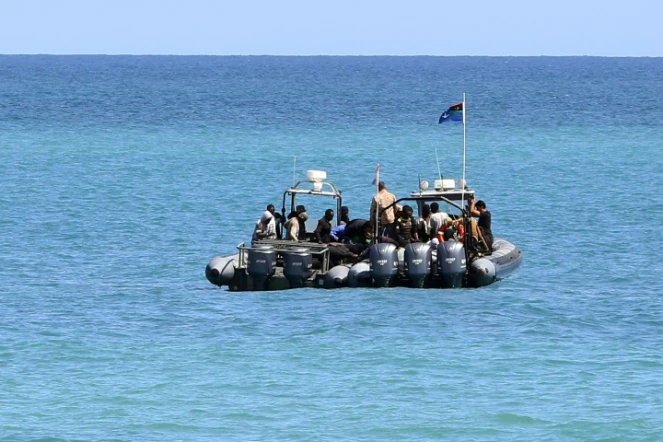 Des migrants secourus par des gardes-côtes libyens, le 23 mai 2017 au large de Tajoura, à l'est de Tripoli