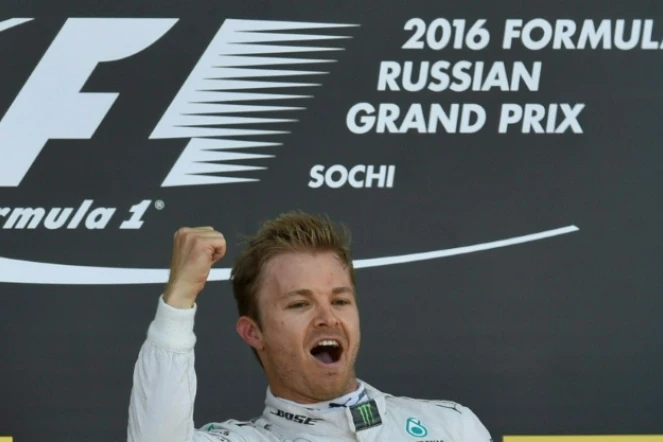 L'Allemand Nico Rosberg (Mercedes) en joie sur le podium après sa victoire au GP de Russie, le 1er mai à Sotchi 