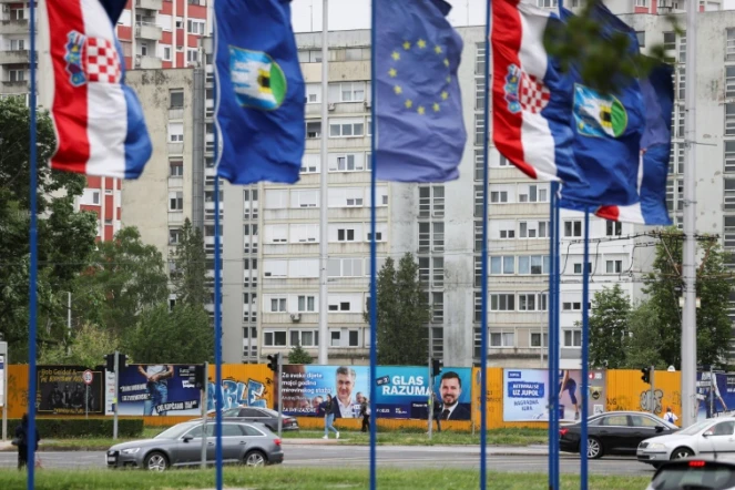 Le drapeau croate et celui de la ville de Zagreb flottent dans le centre de la capitale à la veille des légilsatives, le 17 avril 2024