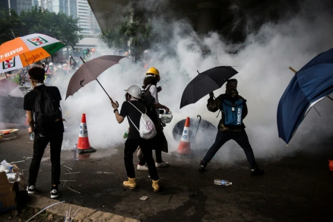 Des gaz lacrymogènes sont tirés par les forces de l'ordre sur des manifestants contre une loi d'extradition controversée, à Hong Kong le 12 juin 2019 