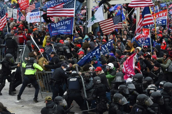 Des partisans de Donald Trump lors d'affrontements avec les forces de l'ordre devant la Capitole à Washington D.C le 6 janvier 2021