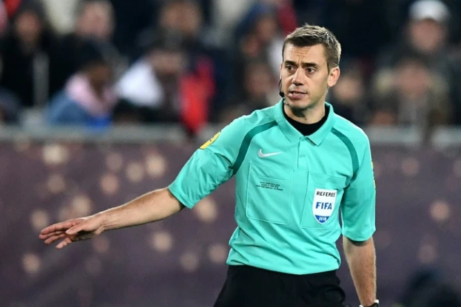 L'arbitre français Clément Turpin lors de la finale de la Coupe de la Ligue entre le PSG et Monaco, le 1er avril 2018 à Bordeaux