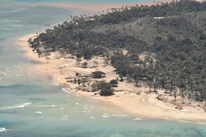 Vue aérienne de l'île Mango après l'éruption du volcan  Hunga Tonga-Hunga Ha&rsquo;apai, le 18 janvier 2022 aux îles Tonga