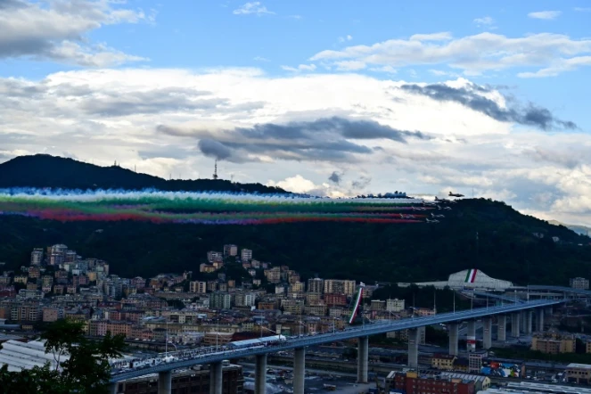 Des avions de la patrouille acrobatique de l'armée de l'Air italienne passent au dessus du nouveau pont inauguré à Gênes, le 3 août 2020