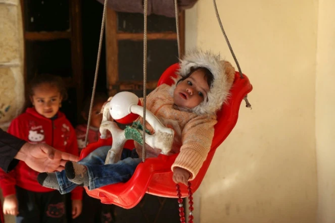 La petite Afraa, sauvée des décombres du tremblement de terre de février 2023, au domicile de son oncle, à Jindayris, au nord-ouest de la province d'Alep, le 2 février 2024 en Syrie