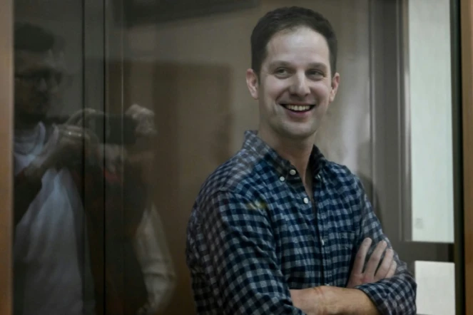 Le journaliste américain Evan Gershkovich, inculpé d'espionnage, dans la cage en verre des accusés lors d'une audience devant un tribunal de Moscou, le 18 avril 2023