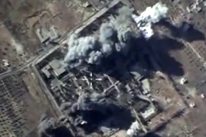 Image tirée d'une vidéo diffusée le 12 octobre 2015 sur le site du ministère russe de la Défense montrant des frappes aériennes russes sur un camp d'entraînement du groupe Etat islamique