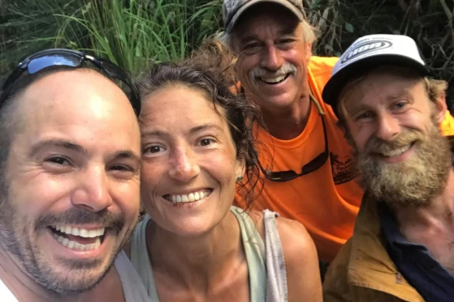Amanda Eller entourée de ceux qui l'ont retrouvée, plus de 15 jours après sa disparition à Hawaï, le 24 mai 2019  
