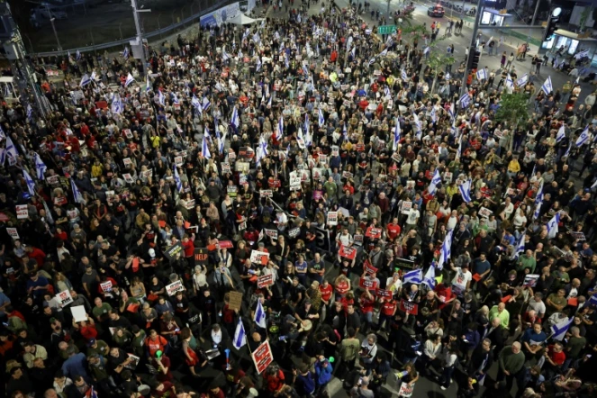 Manifestation, le 6 avril 2024 à Tel-Aviv, contre le Premier ministre israélien Benjamin Netanyahu et pour réclamer la libération des 129 otages toujours captifs, dont 34 sont morts selon l'armée, sur les quelque 250 enlevés le 7 octobre lors de l'attaque sans précédent du Hamas
