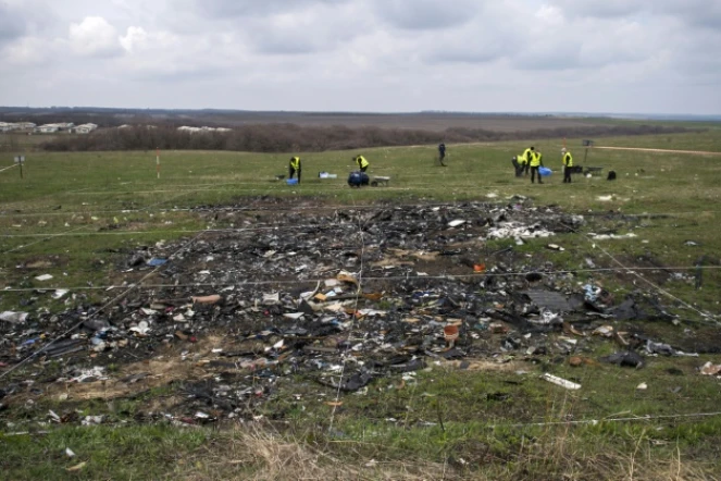 Des enquêteurs néerlandais et malaisiens sur les lieux du crash du vol MH17 près du village de Grabove, 
le 16 avril 2015 en Ukraine