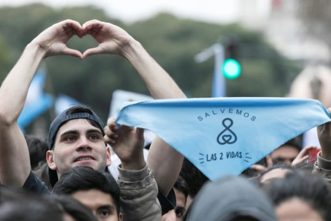 Des activistes manifestent contre la légalisation de l'avortement devant le parlement argentin, le 08 août 2018 à Buenos Aires