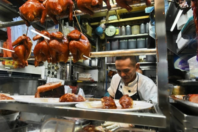 Le restaurant de rue Hong Kong Soya Sauce Chicken Rice & Noodle récompensé d'une étoile par le guide Michelin à Singapour, le 22 juillet 2016