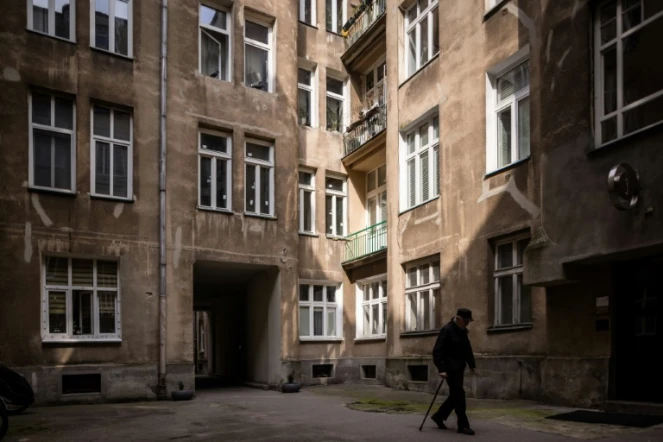 La cour d'un immeuble d'avant-guerre, rue Chlodna, qui a survécu à la démolition du ghetto de Varsovie, le 12 avril 2023 en Pologne