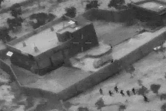 Cette photo est tirée d'une vidéo publiée par le Pentagone montrant les forces spéciales américaines approchant d'un complexe en Syrie où se cachait le chef du groupe Etat islamique Abou Bakr al-Baghdadi.