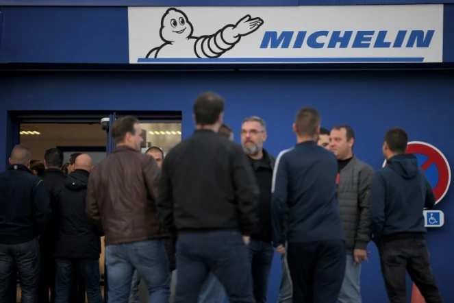Des salariés se rassemblent devant l'usine à l'annonce de la fermeture du site de pneumatiques Michelin de La Roche-sur-Yon, le 10 octobre 2019