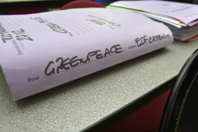Un dossier du procès contre huit militants de Greenpeace jugés à Thionville le 27 février 2018, pour s'être introduits dans la centrale nucléaire de Cattenom  