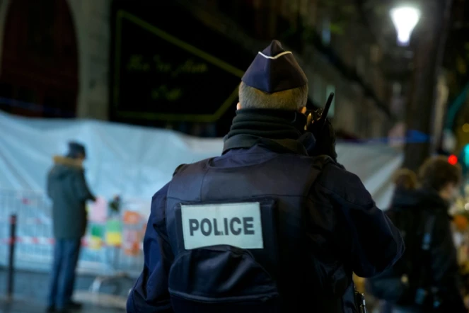 Un policier devant la salle de spectacle du Bataclan, le 25 novembre 2015 à Paris