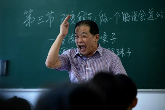 Xiu Weiliang, fondateur de l'art de la communcation, enseigne dans son école à Harbin (nord-est de la Chine), le 5 juillet 2015