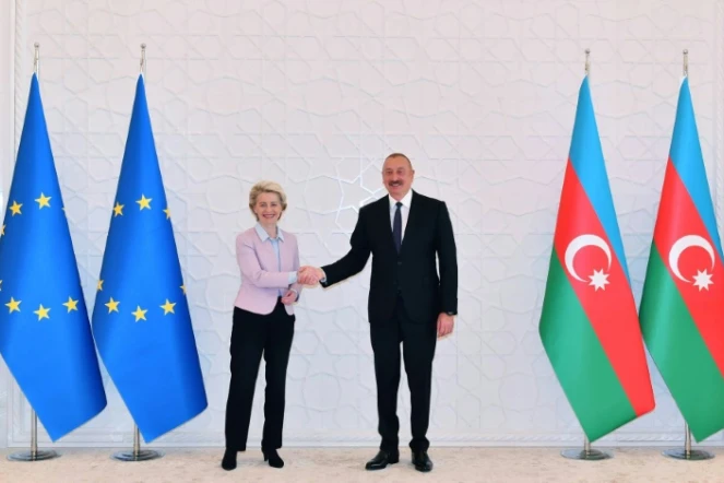 Le président azerbaïdjanais Ilham Aliev (d) et la présidente de la Commission européenne Ursula von der Leyen à Bakou, le 18 juillet 2022