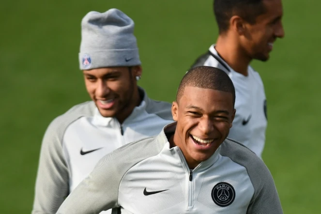 Neymar et Mbappe devant Marquinhos attendent décontractés à l'entraînement le 26 septembre 2017, avant de rencontrer le Bayern Munich