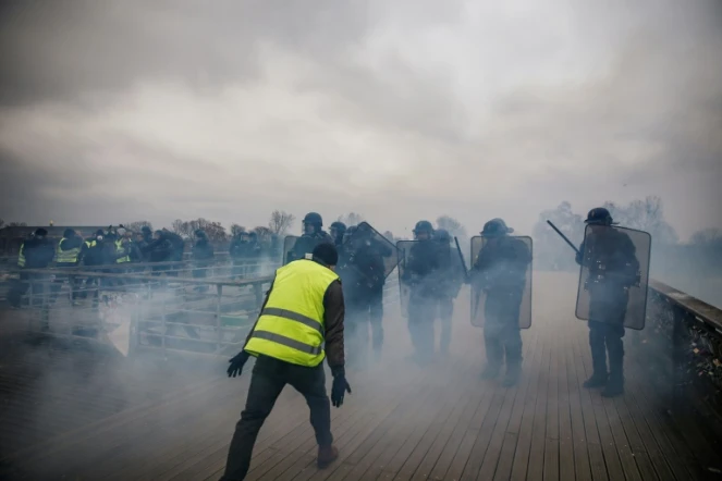 Heurts entre forces de l'ordre et manifestants lors de "l'acte VIII" des manifestations des "gilets jaunes" à Paris, le 5 janvier 2019
