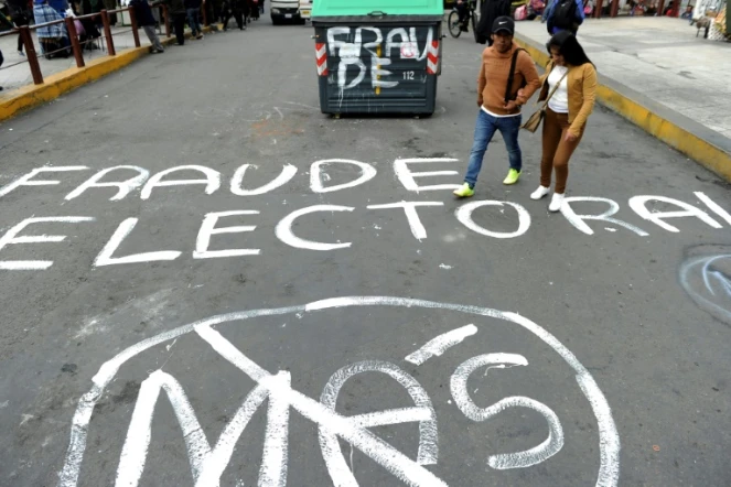 Une inscription sur le route "Fraude électorale", dans les rues de La Paz en Bolivie, le 25 octobre 2019