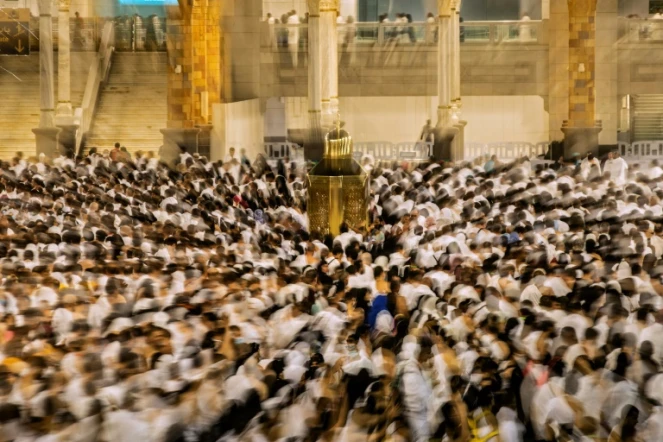 Des pèlerins faisant la prière dans la Grande Mosquée de La Mecque où se déroule le hajj en Arabie saoudite, le 6 juillet 2022