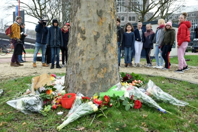 Des adolescents déposent des fleurs sur le site de la fusillade qui a fait trois morts lundi 18 mars 2019 à Utrecht, aux Pays-Bas