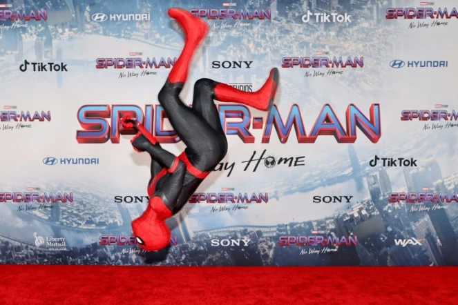 Un fan du superhéros en marge d'une projection du film "Spider-Man: No Way Home" à Los Angeles, le 13 décembre 2021