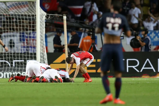 Les Monégasques en liesse après le 3e but contre le PSG au stade Louis-II, le 28 août 2016