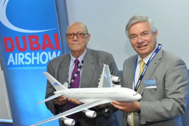 Gérard Éthève, dirigeant d'Air Austral, et John Leahy directeur commercial d'Airbus au Salon de l'aéronautique de Dubaï. (Photo Air Austral)