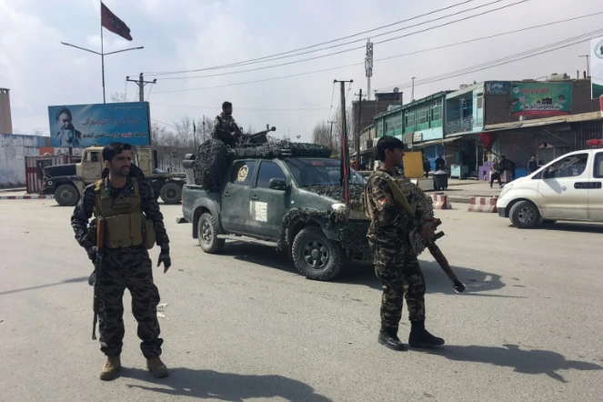 Des membres des forces de sécurité afghanes sur les lieux d'un attentat-suicide, le 9 mars 2018 à Kaboul