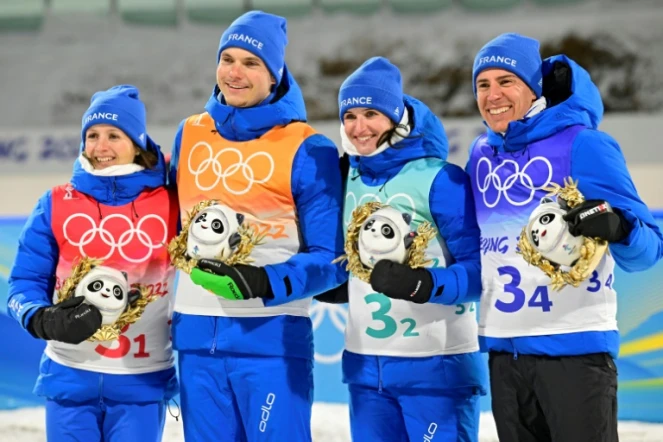 La joie des Francais Anaïs Chevalier-Bouchet, Emilien Jacquelin, Julia Simon et Quentin Fillon Maillet, après leur 2e place dans le relais mixte aux Jeux de Pékin, le 5 février 2022 dans le stade de ski de fond de Zhangjiakou