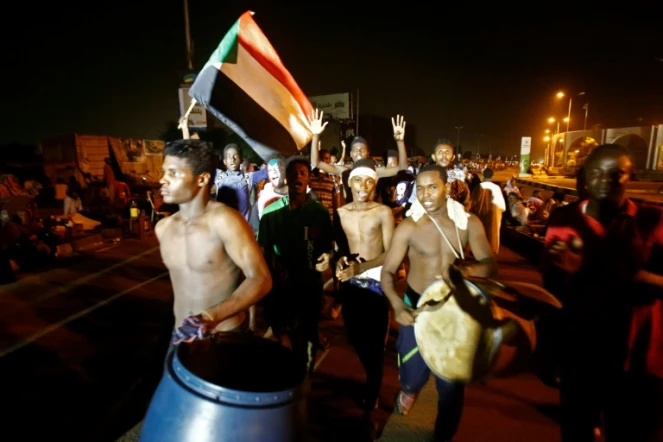 Des manifestants soudanais devant le quartier général de l'armée à Khartoum le 30 mai 2019
