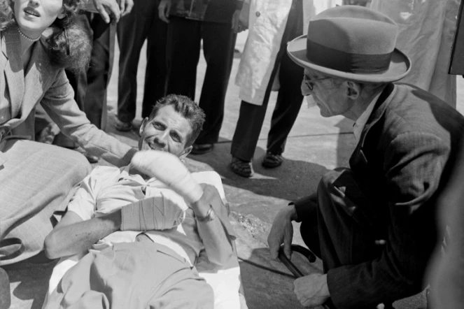 L’alpiniste français Maurice Herzog entouré de ses proches et de sa famille à son arrivée à l’aéroport de Paris le 17 juillet 1950, après l’ascension du sommet de l’Annapurna réalisée avec Louis Lachenal 