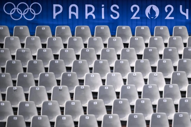 Une bannière des Jeux olympiques de Paris surplombe une tribune bordant la Seine pour la cérémonie d'ouverture des JO-2024, le 20 juillet 2024 à Paris