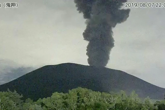 Capture d'écran de l'agence météorologique japonaise montrant le mont Asama en éruption, à 140 km à l'ouest de Tokyo, le 8 août 2019 