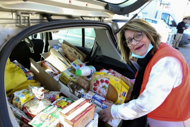 Gabrielle Peraldi, 70 ans, bénévole à la Croix-Rouge, charge des colis alimentaires pour des bénéficiaires le 1er février 2022 au centre de la Croix-Rouge à Ajaccio