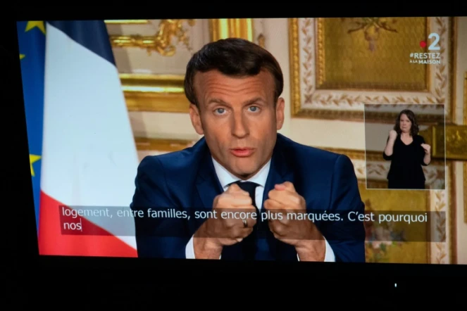 Emmanuel Macron parle depuis l'Elysée lors d'une allocution télévisée à la le 13 avril 2020 à Paris
