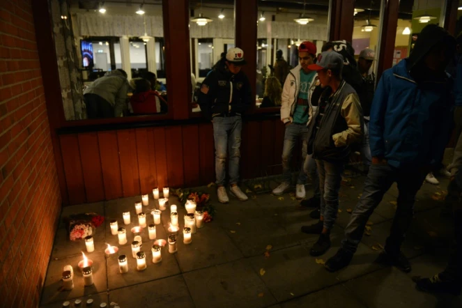 Des bougies sont allumées devant l'école de Trollhättan, en Suède, où un homme armé d'un sabre, réputé proche de l'extrême droite, a tué deux personnes