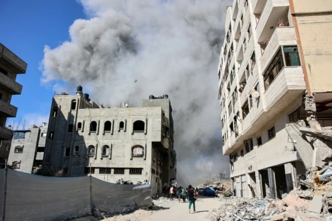 De la fumée s'élève après une frappe israélienne sur un quartier de la ville de Gaza, dans le nord du territoire palestinien, le 21 août 2024