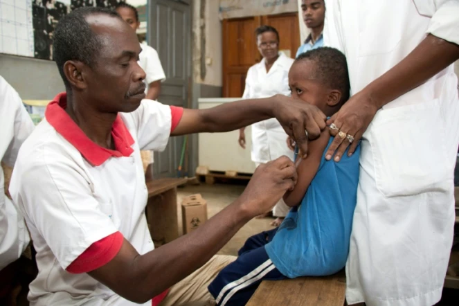 Un enfant se fait vacciner contre la rougeole à Anivorano, le 27 février 2019 à Madagascar