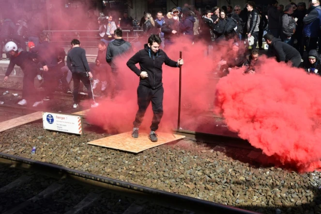 Des forains bloquent les voies à la gare du Mans, le 25 mars 2019