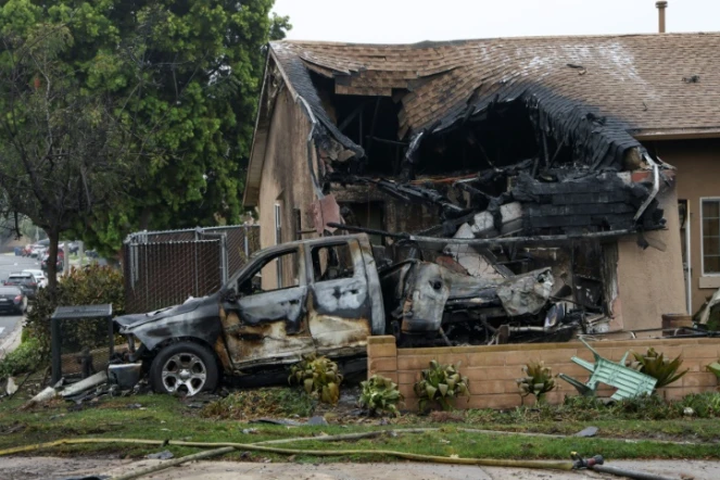Une maison partiellement détruite après le crash d'un avion privé dans un quartier résidentiel de San Diego, en Californie, le 22 mai 2025